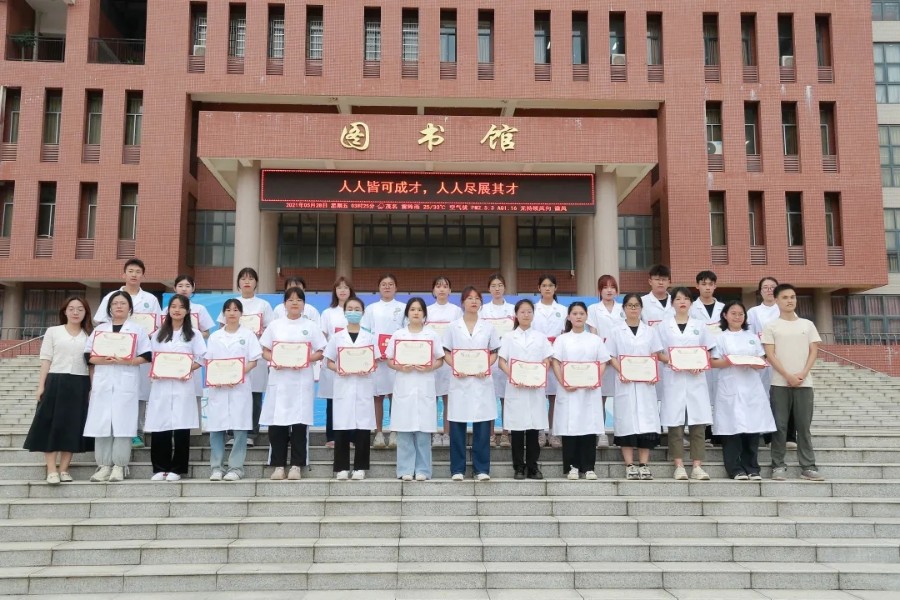 图7 颁奖环节合影留念.webp.jpg