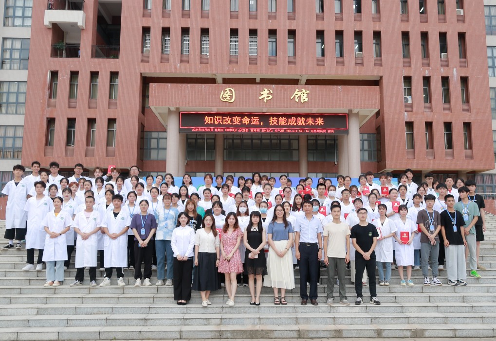 图12 颁奖环节合影留念.jpg