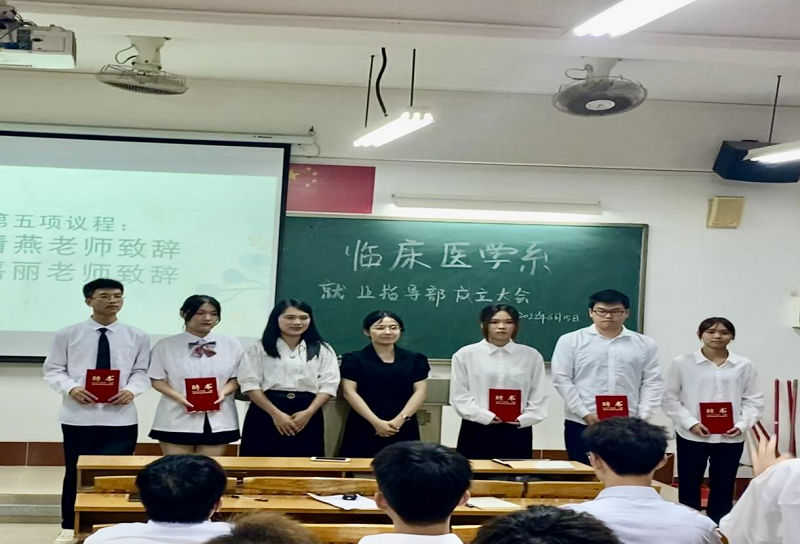 郭老师和梁老师颁发证书现场.png