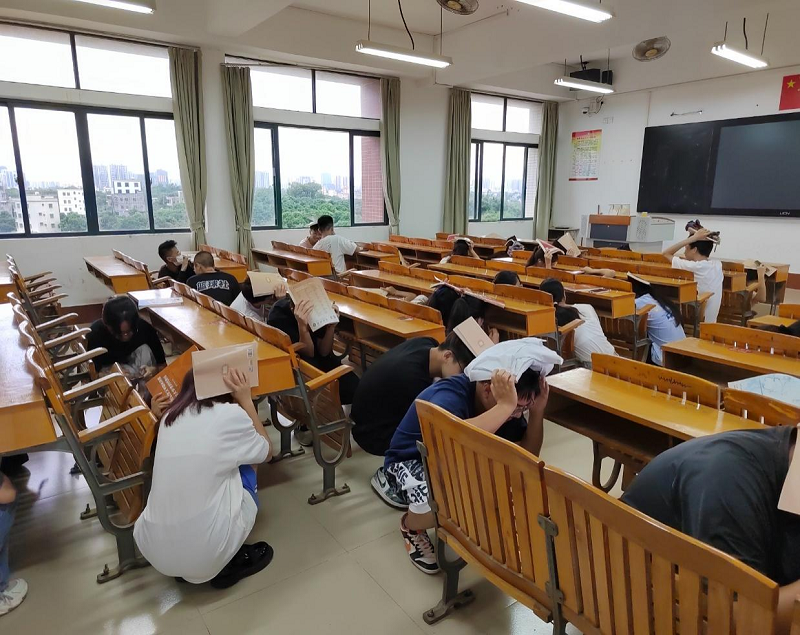 同学们在教室.png