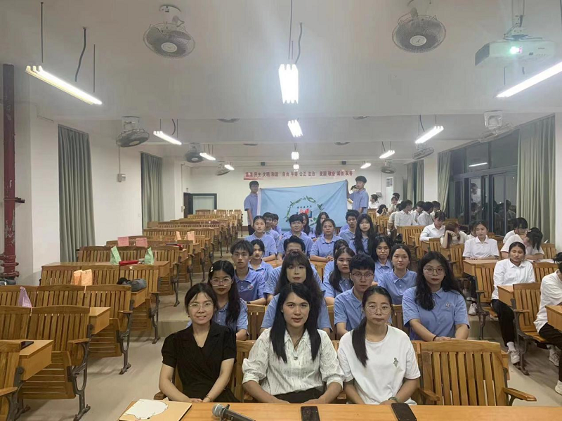 授旗仪式后合影.png