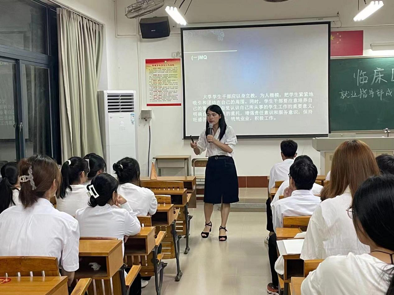 郭清燕老师与学生干部互动.png