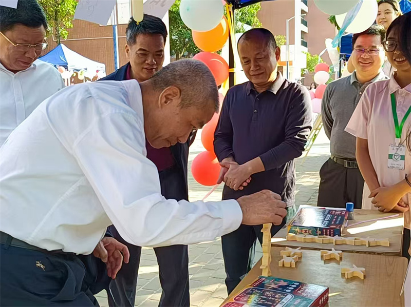图为学院党委书记余义才参与游戏.jpg
