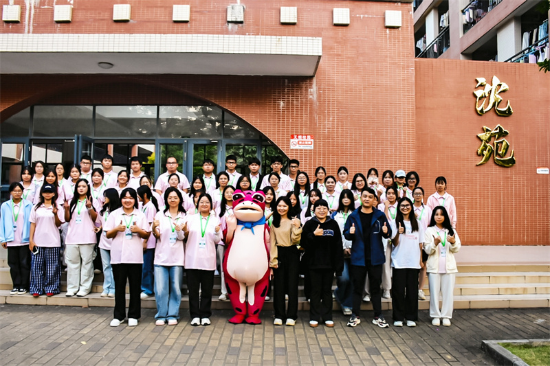 图为工作人员与老师合影.jpg