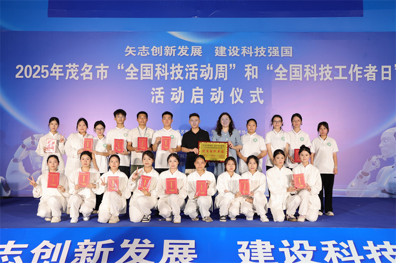 图为活动工作人员合影.jpg
