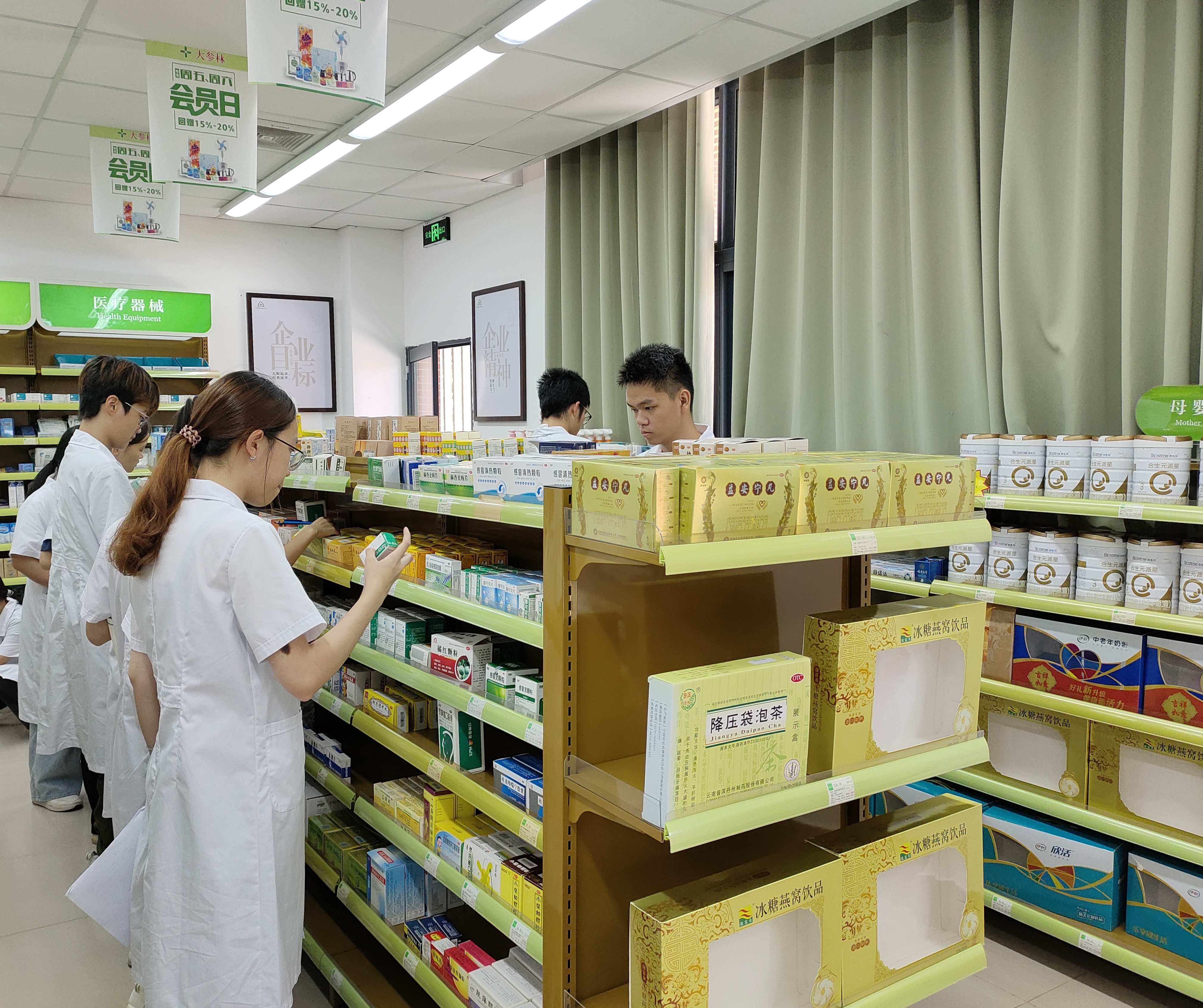 学生在模拟药房开展药品信息辨识实践.jpg