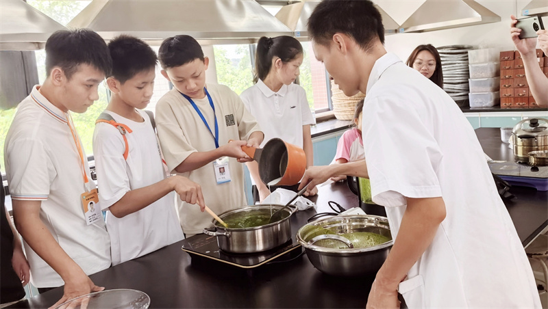 图为科创营师生共同制作凉粉.jpg