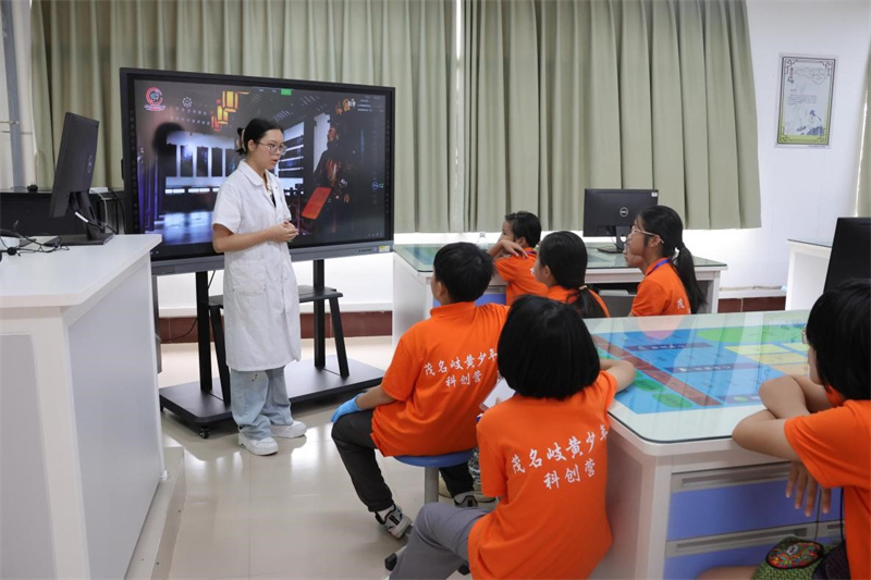 图为龙丽帆老师为孩子讲解电白沉香文化.jpg