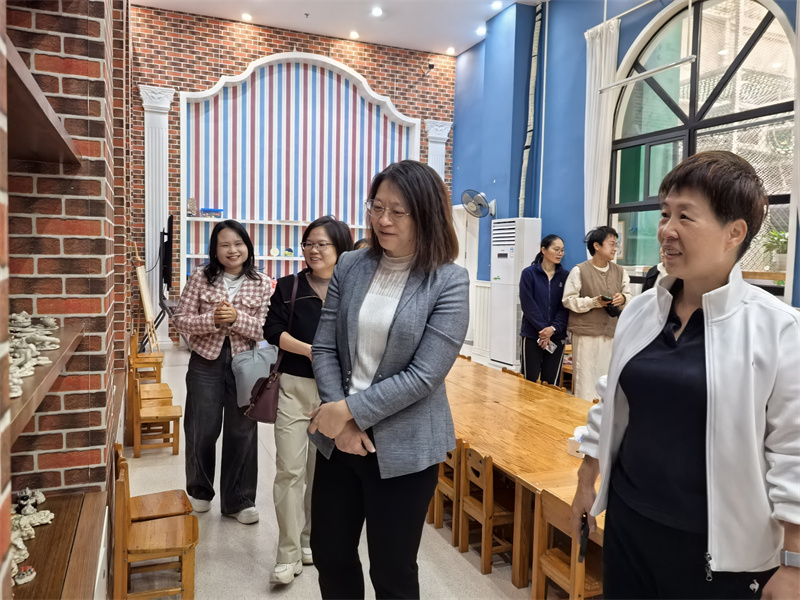图为参观陶艺室.jpg